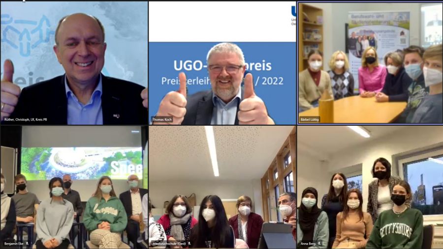 Daumen hoch zeigten bei der digitalen Preisverleihung Schirmherr Landrat Christoph Rüther und Thomas Koch (Vorsitzender der Unternehmergruppe Ostwestfalen) für die vier Preisträger des Schulpreises: Schulen an der Brede (oben rechts) sowie (unten von links) – Friedrich-Spee-Gesamtschule, Mastbruchschule und Reismann Gymnasium.  Bildrechte: Kreis Paderborn. 